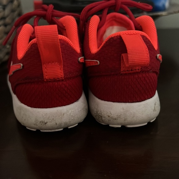 Nike Youth Roshe One (Gym Red/Bright
Crimson/White) (6c) - Picture 3 of 4